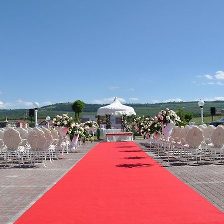 Grand Hotel Italia Cluj-Napoca Exterior photo Wedding ceremony at the airport
