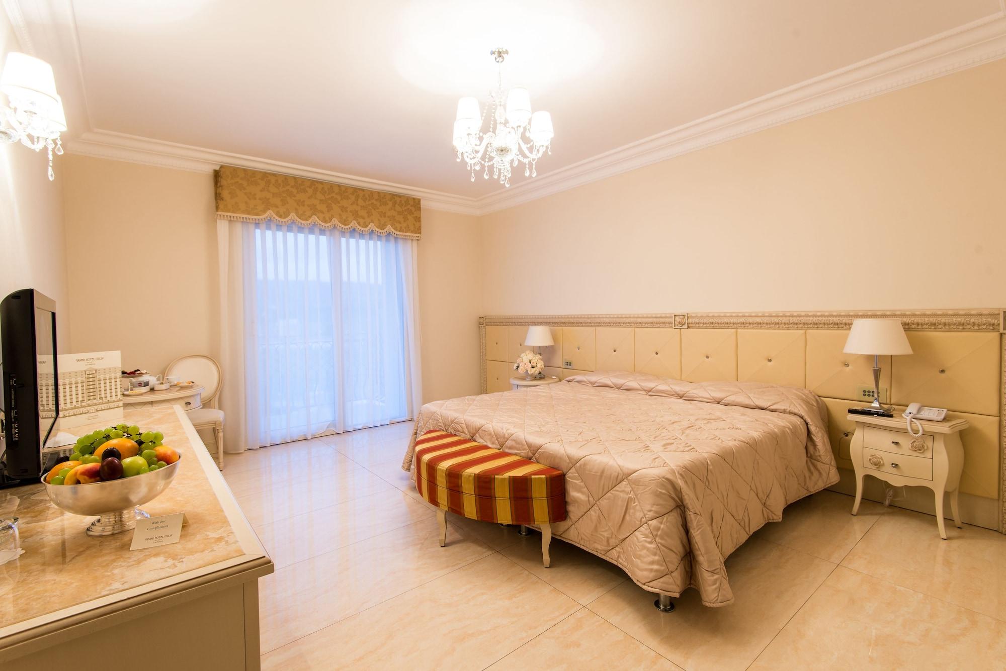 Grand Hotel Italia Cluj-Napoca Exterior photo A bedroom