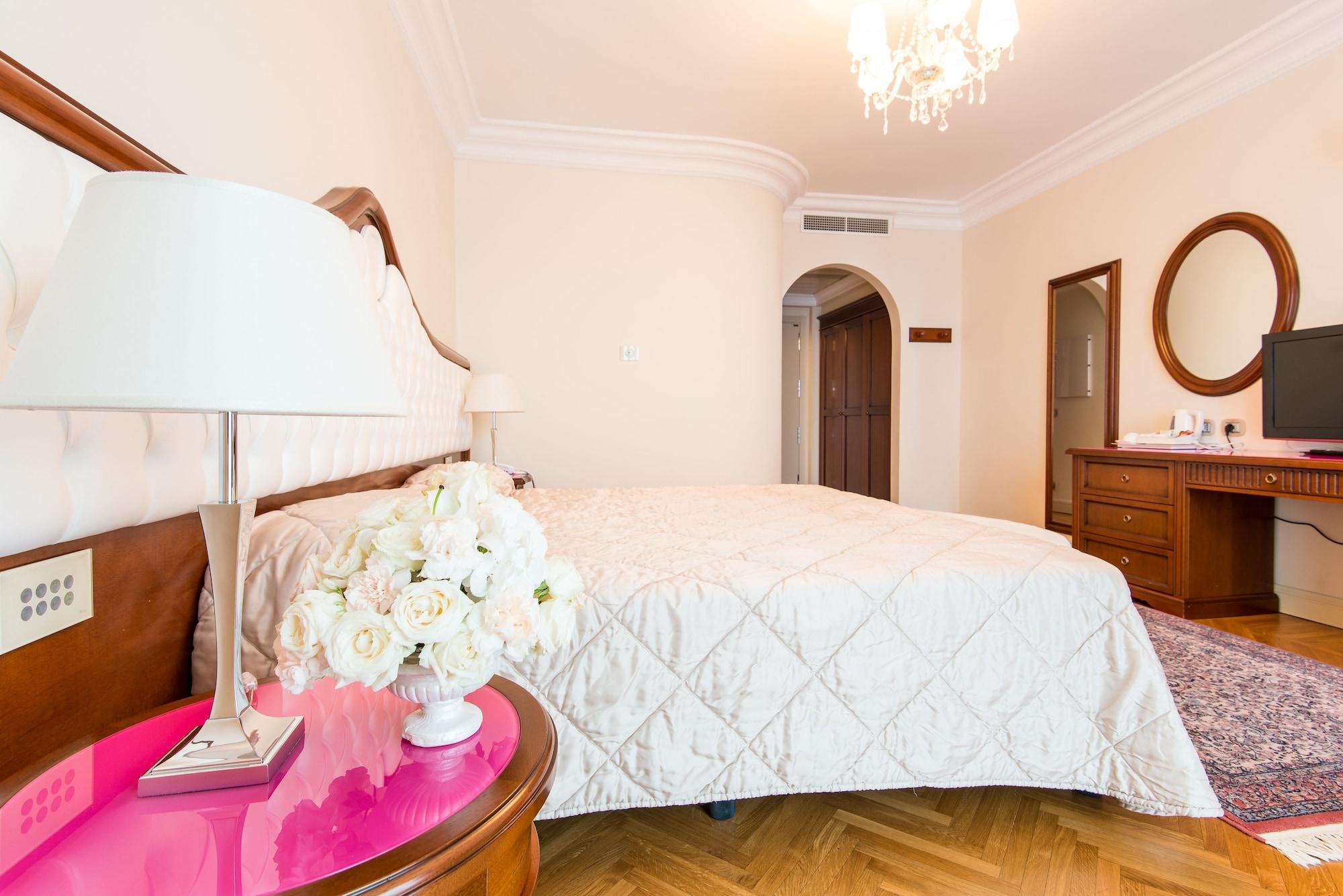 Grand Hotel Italia Cluj-Napoca Exterior photo A bedroom at the hotel