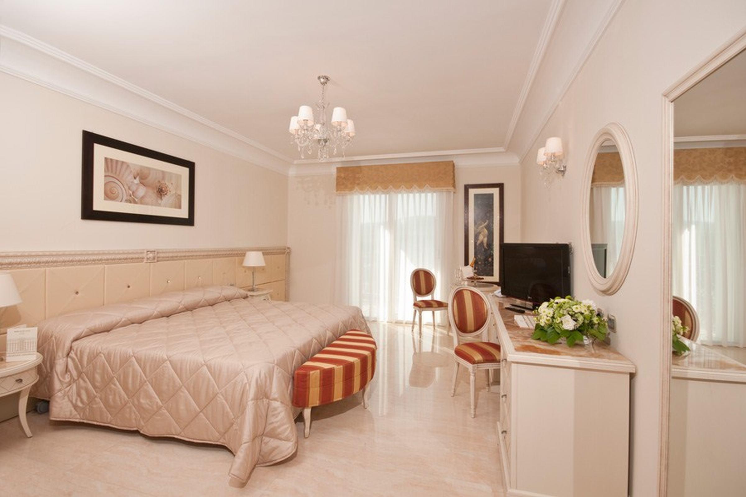 Grand Hotel Italia Cluj-Napoca Exterior photo A room at the hotel
