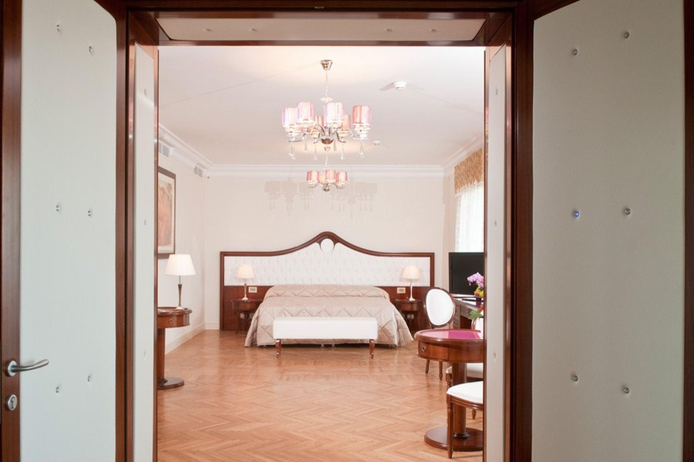Grand Hotel Italia Cluj-Napoca Exterior photo A bedroom at the hotel