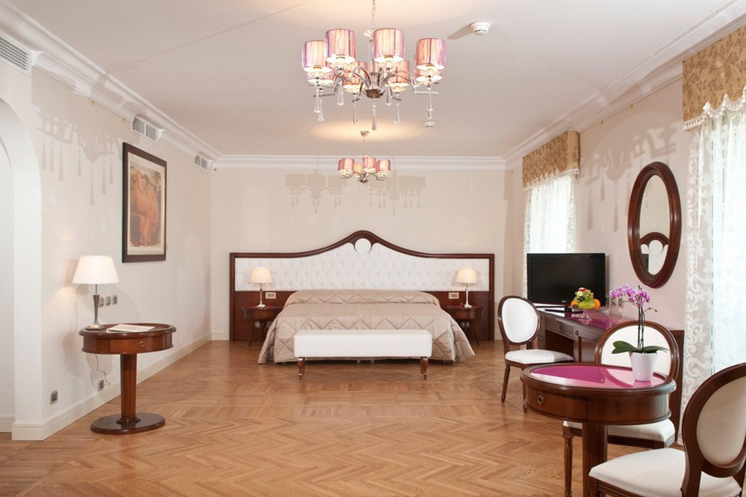 Grand Hotel Italia Cluj-Napoca Exterior photo A bedroom in the hotel