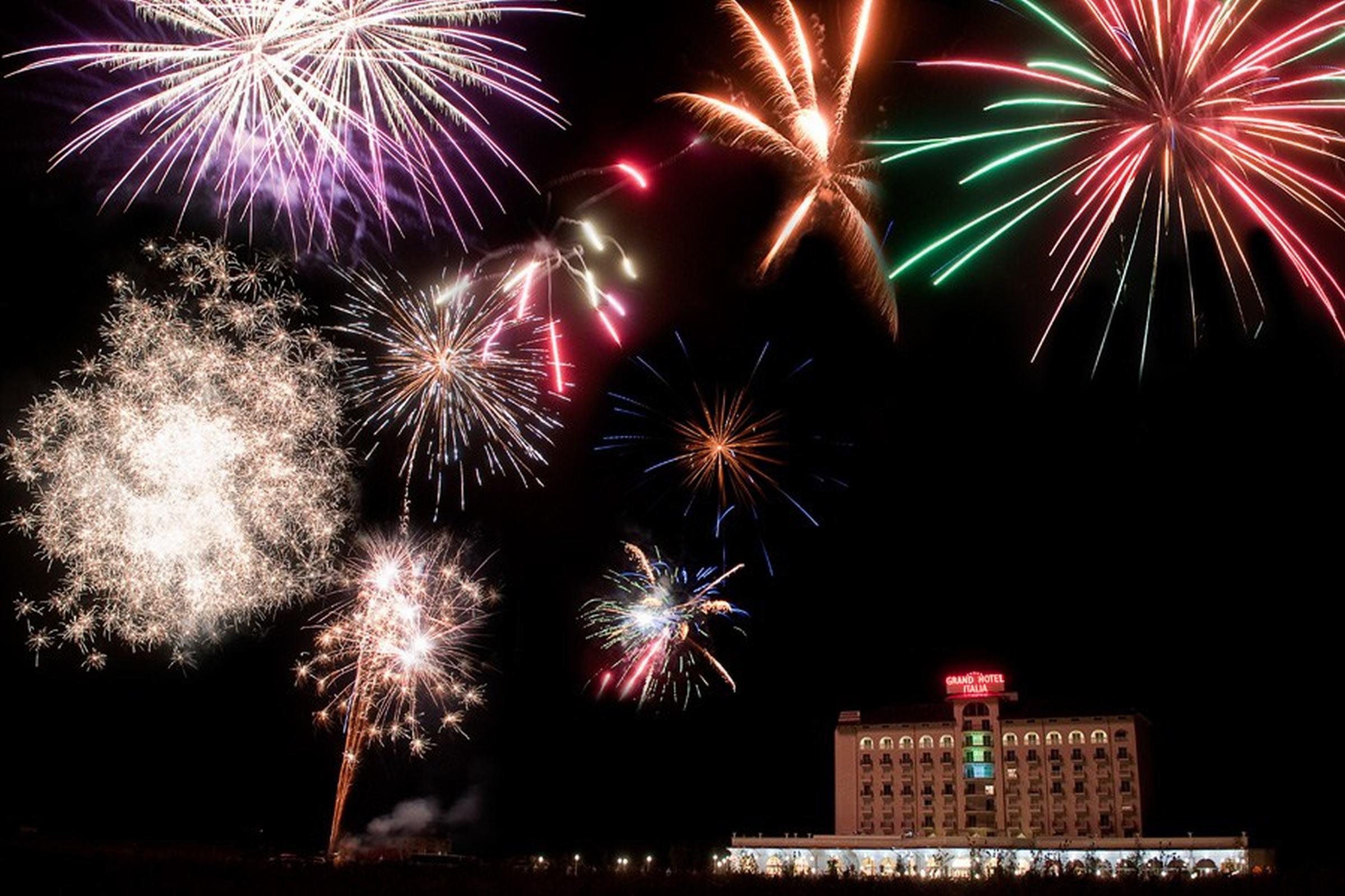 Grand Hotel Italia Cluj-Napoca Exterior photo Fireworks at the 2007 festival