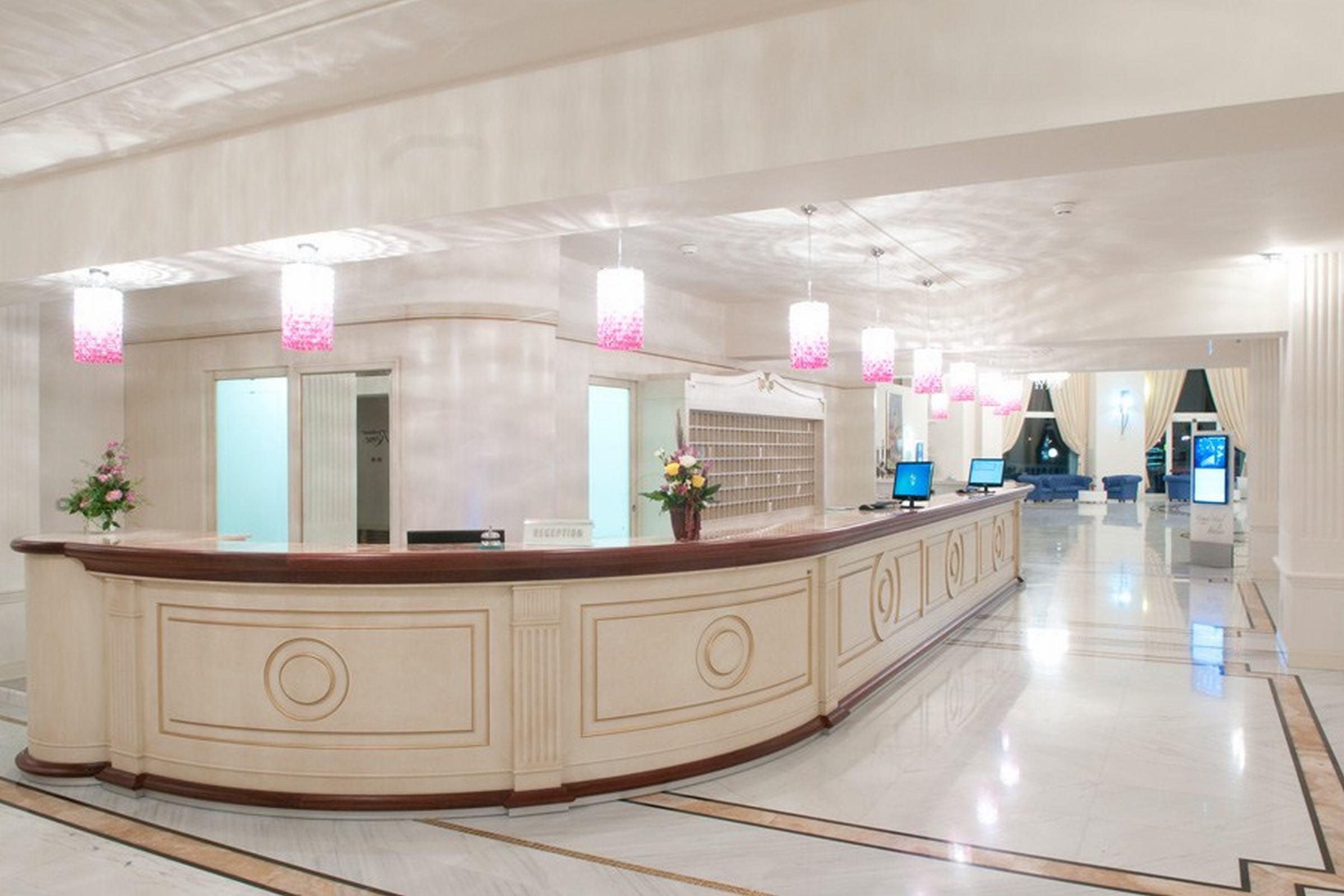 Grand Hotel Italia Cluj-Napoca Exterior photo Reception desk at a hotel