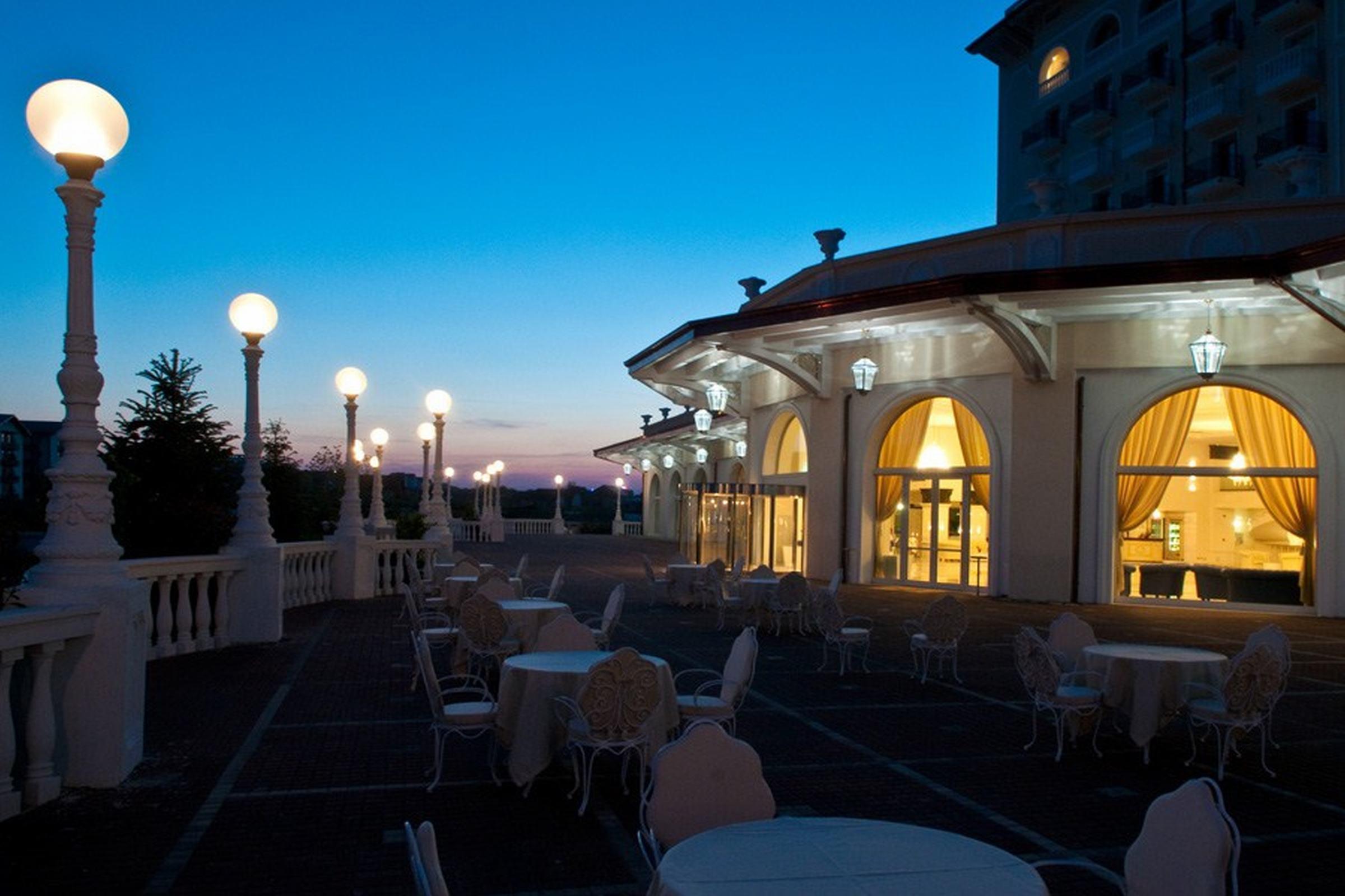 Grand Hotel Italia Cluj-Napoca Exterior photo The Terrace at the Grand Hotel