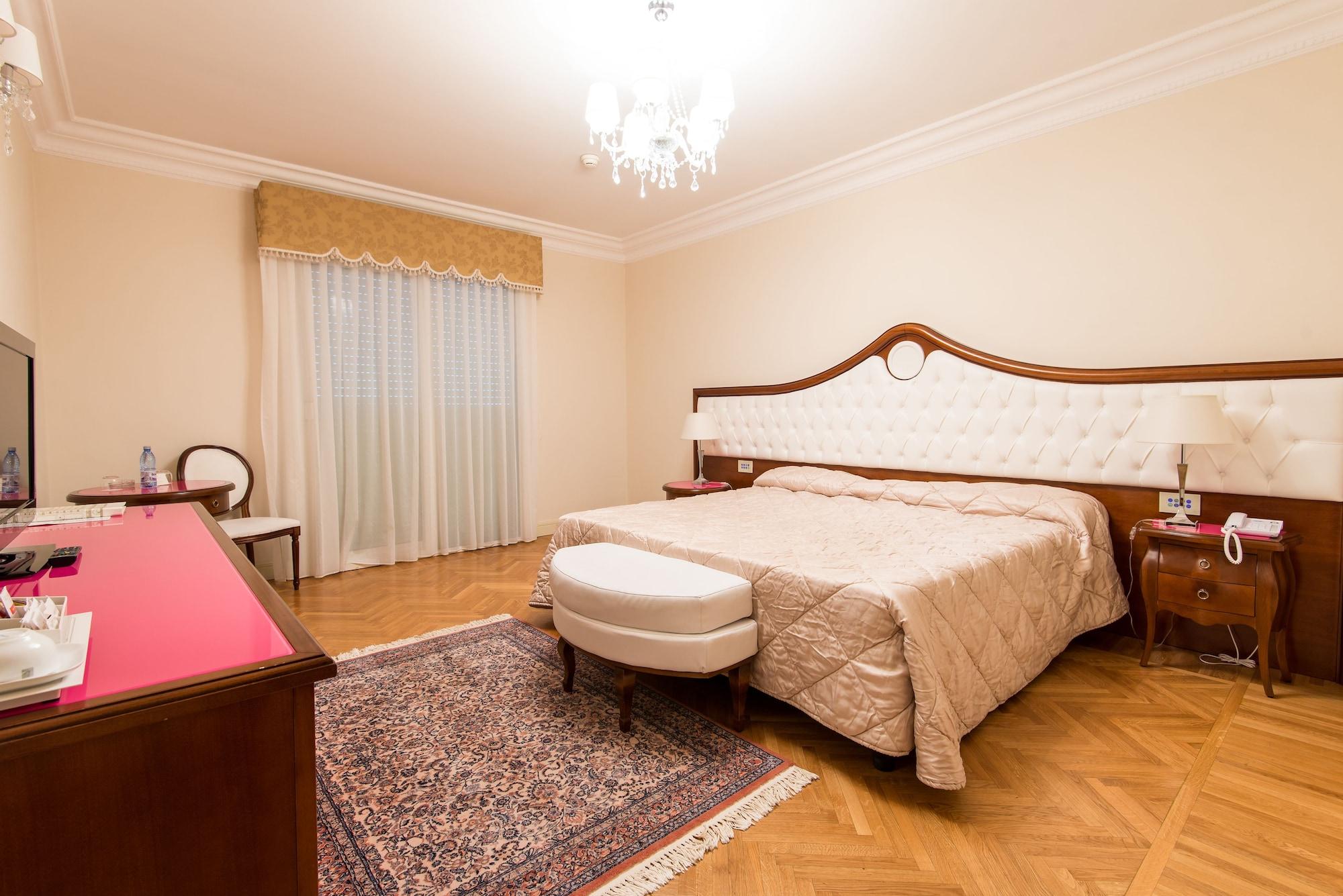Grand Hotel Italia Cluj-Napoca Exterior photo A bedroom