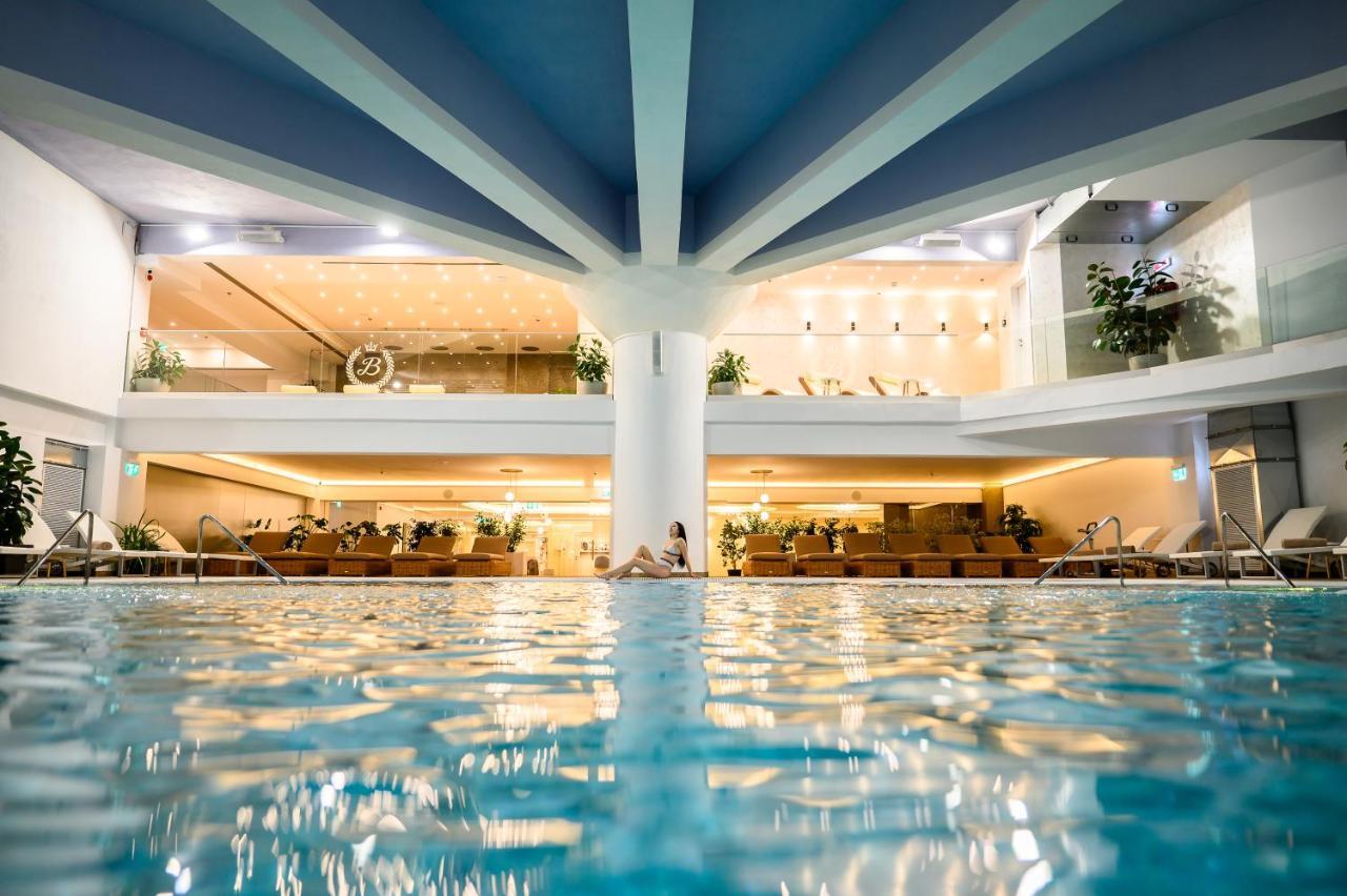Grand Hotel Italia Cluj-Napoca Exterior photo The swimming pool at the hotel