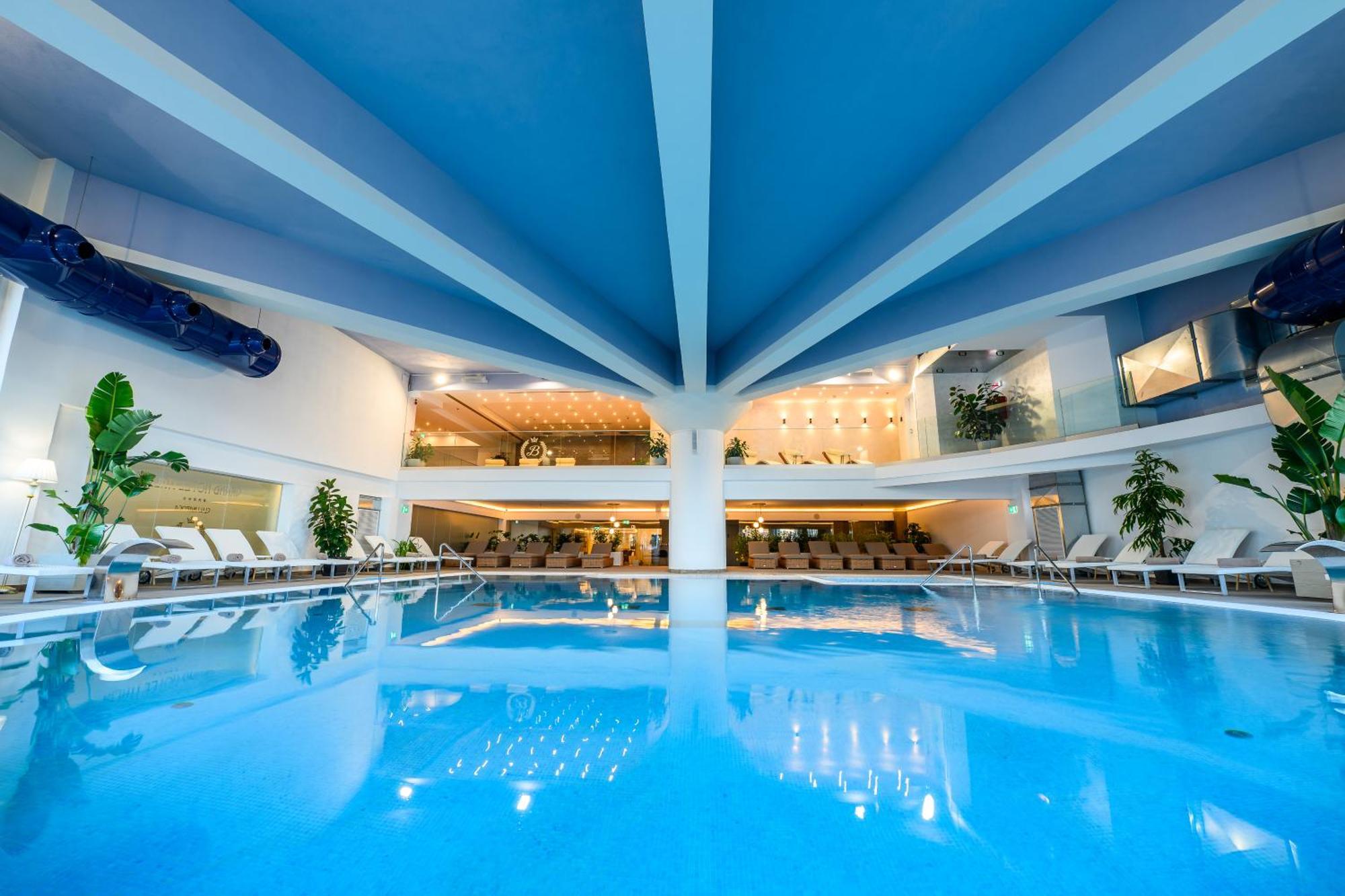Grand Hotel Italia Cluj-Napoca Exterior photo The swimming pool at the hotel
