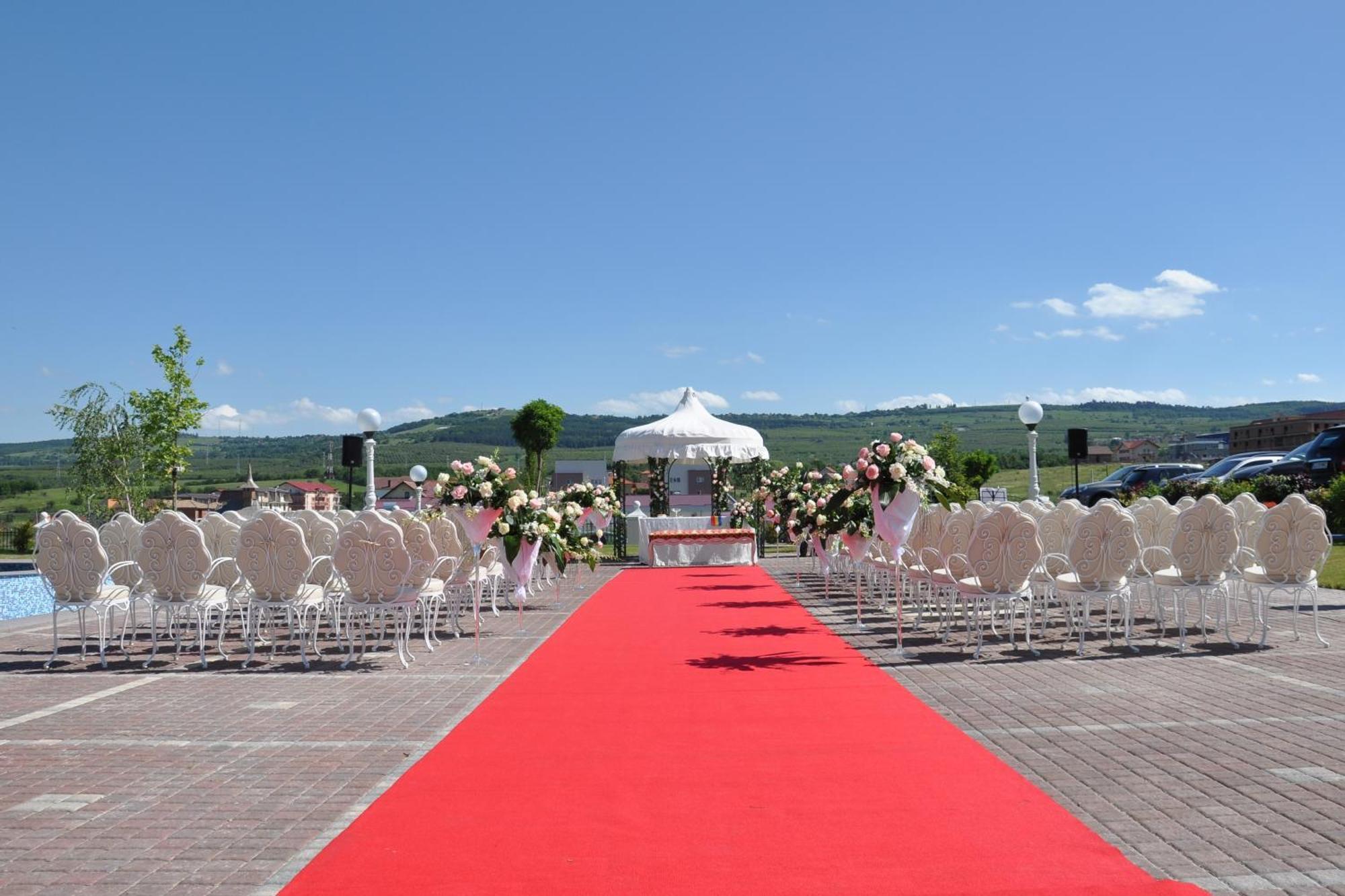 Grand Hotel Italia Cluj-Napoca Exterior photo Wedding ceremony at the airport
