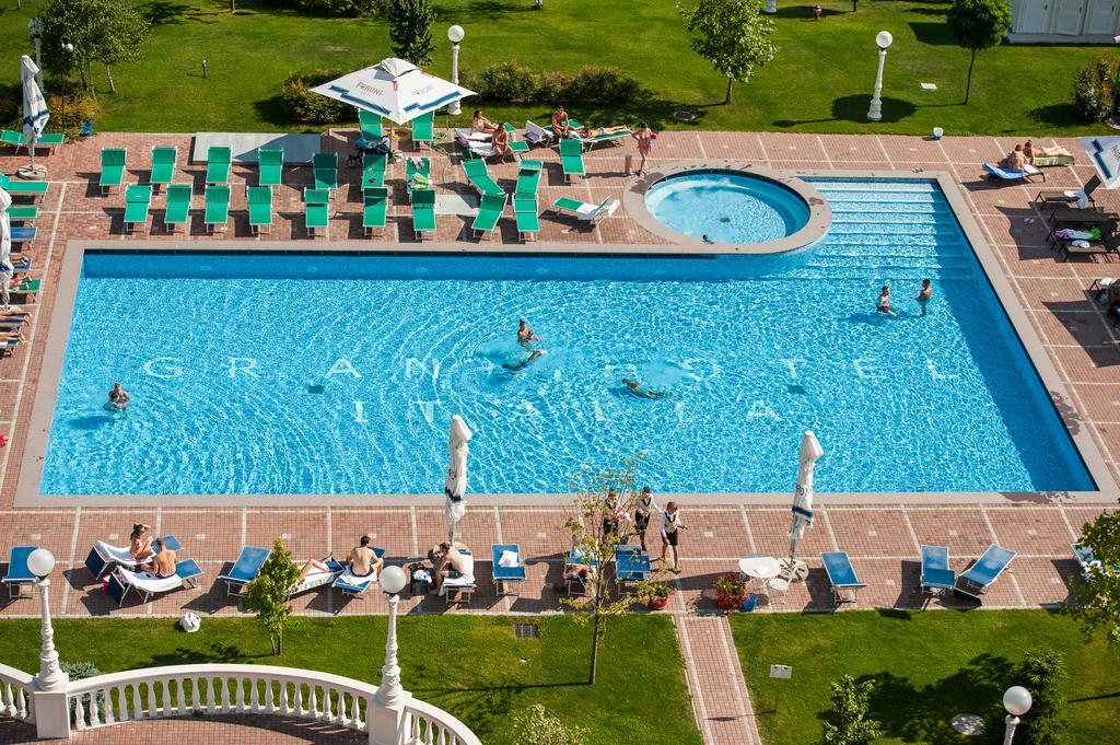 Grand Hotel Italia Cluj-Napoca Exterior photo The swimming pool at the hotel
