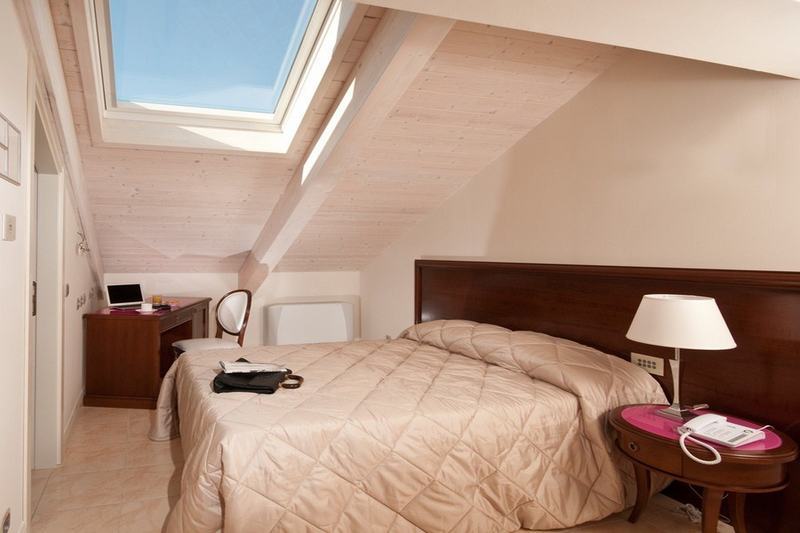 Grand Hotel Italia Cluj-Napoca Exterior photo A bedroom with a skylight