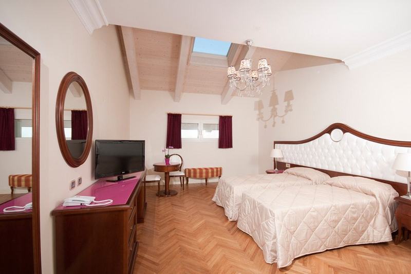 Grand Hotel Italia Cluj-Napoca Exterior photo A room at the hotel