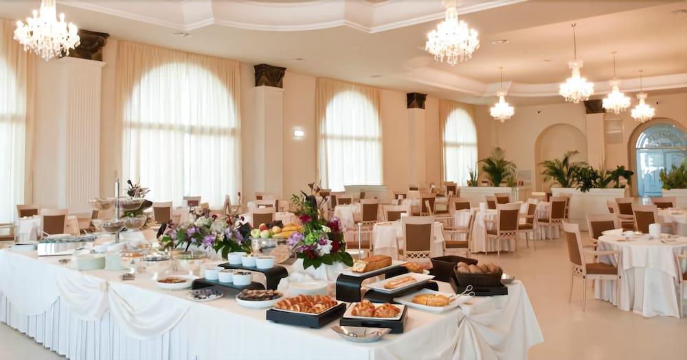 Grand Hotel Italia Cluj-Napoca Exterior photo A buffet at a wedding reception